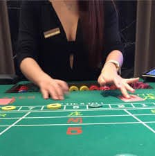 Slots ဂိမ်း Reel လှည့်နေသော မြင်ကွင်း — Free Spins Feature ပါ